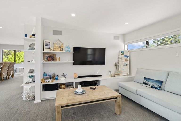 Photo of property in 16 Okura River Road, Okura, Albany, 0792