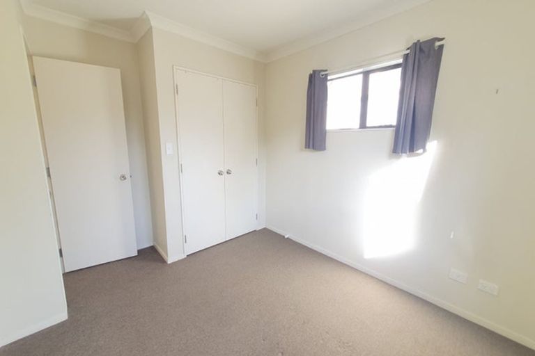 Photo of property in 33 Claverdon Drive, Massey, Auckland, 0614