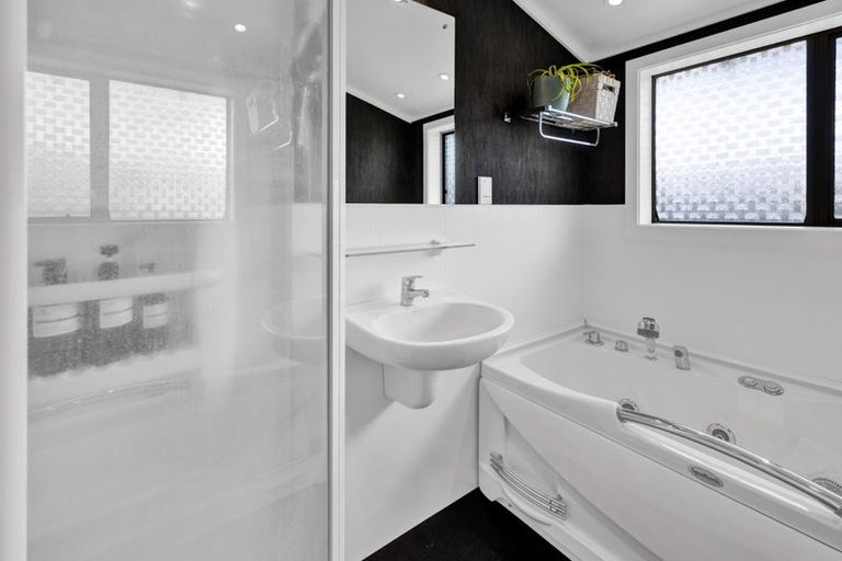 Photo of property in 10 Kamahi Avenue, Hawera, 4610