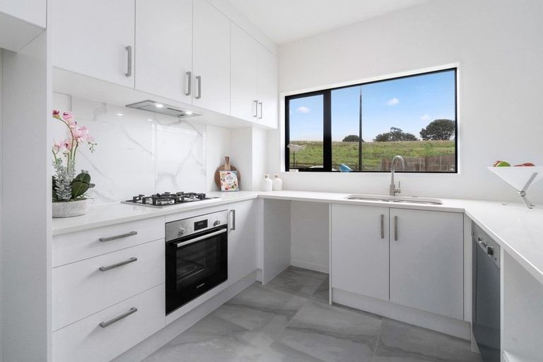 Photo of property in 33b Crestview Rise, Papakura, 2110