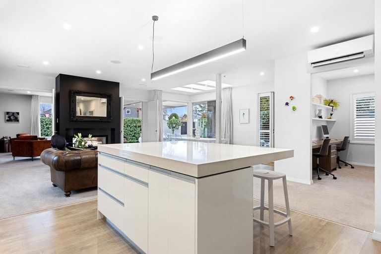 Photo of property in 2 Snowdon Road, Fendalton, Christchurch, 8052