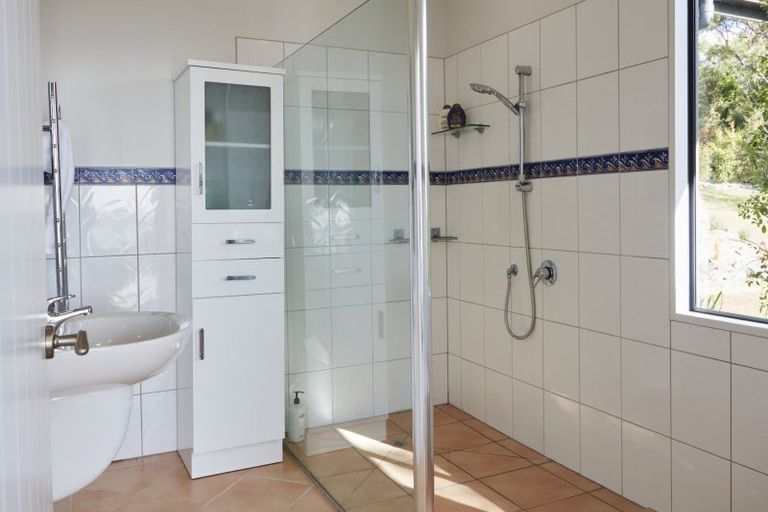 Photo of property in 15a Te Papa Road, Kawakawa Bay, 2585