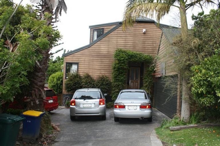 Photo of property in 2/25 Glencoe Road, Browns Bay, Auckland, 0630