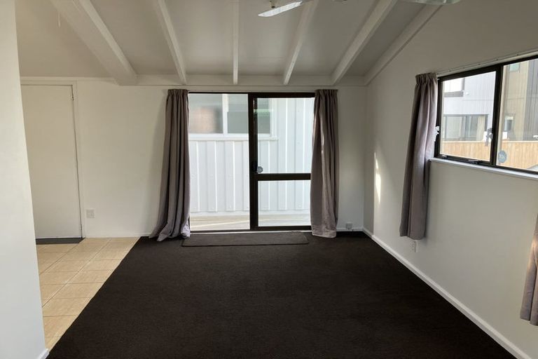 Photo of property in 2/17a Hillcrest Avenue, Hillcrest, Auckland, 0627