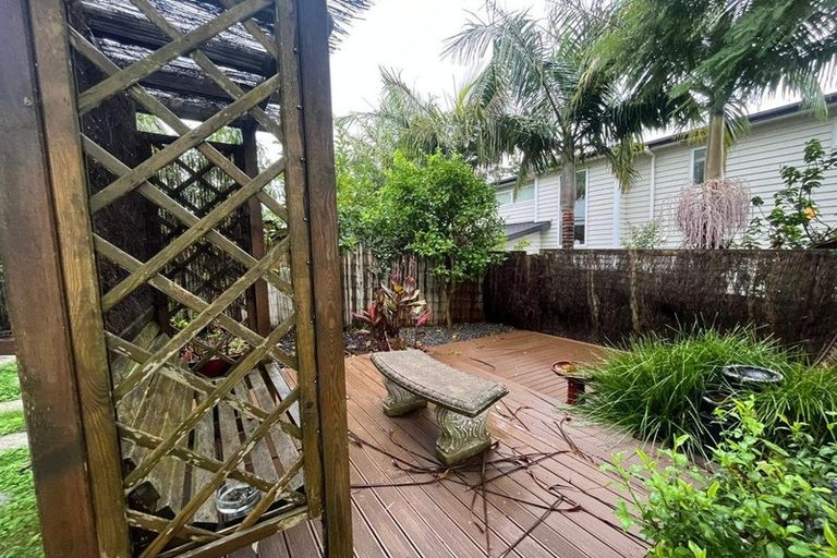 Photo of property in 4/305 Great North Road, Henderson, Auckland, 0612