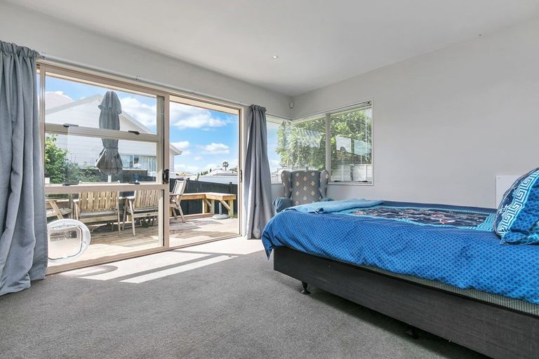Photo of property in 3 Bridgehead Cove, West Harbour, Auckland, 0618
