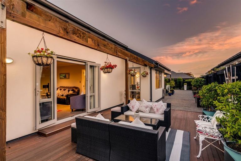 Photo of property in 6 Lakebridge Place, Parklands, Christchurch, 8083