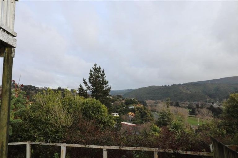 Photo of property in 32 Castle Crescent, Stokes Valley, Lower Hutt, 5019