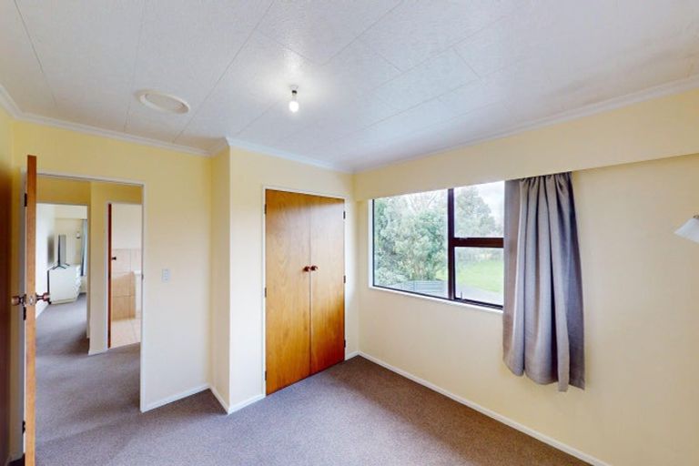 Photo of property in 292 Heatherlea Road East, Levin, 5571