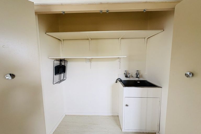 Photo of property in 80a Wikiriwhi Crescent, Awapuni, Palmerston North, 4412