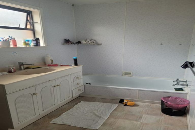 Photo of property in 48 Taikata Road, Te Atatu Peninsula, Auckland, 0610