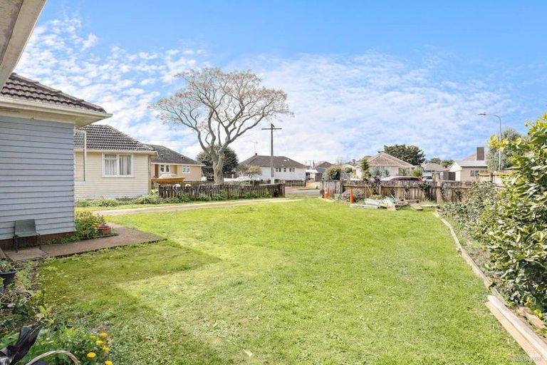 Photo of property in 10 Alamein Place, Pukekohe, 2120