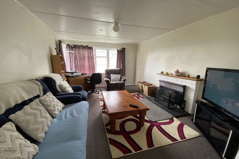 Photo of property in 18 Railway Street, Eltham, 4322