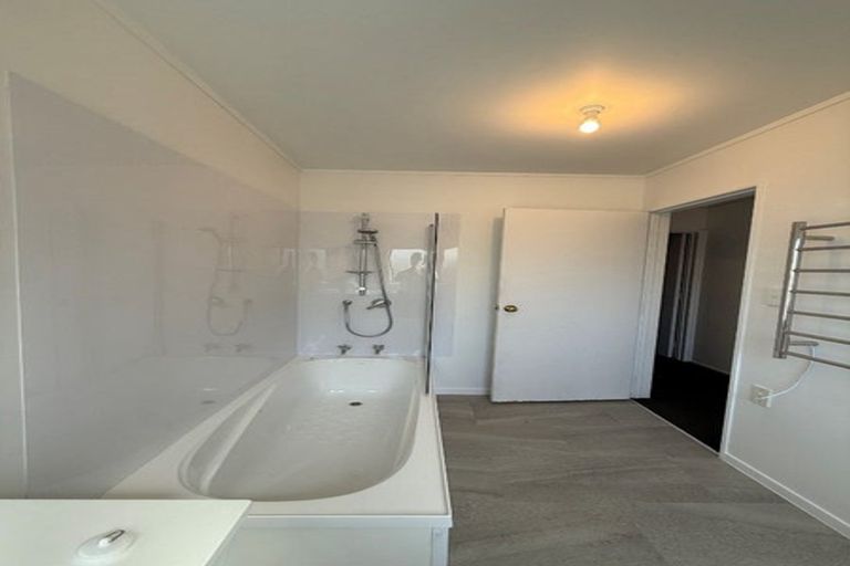 Photo of property in 1/22 Valecrest Place, Bayview, Auckland, 0629
