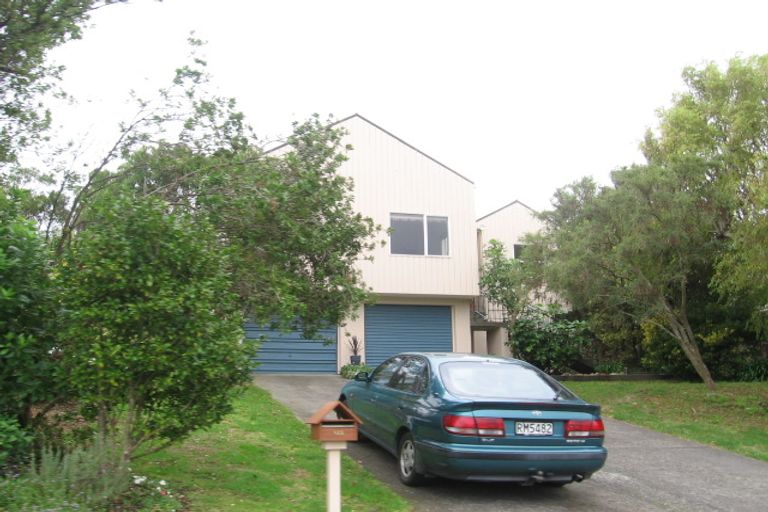 Photo of property in 123 Taylor Terrace, Tawa, Wellington, 5028