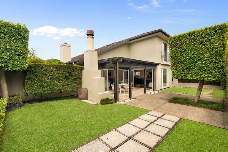 Photo of property in 1 Red Oak Place, Schnapper Rock, Auckland, 0632