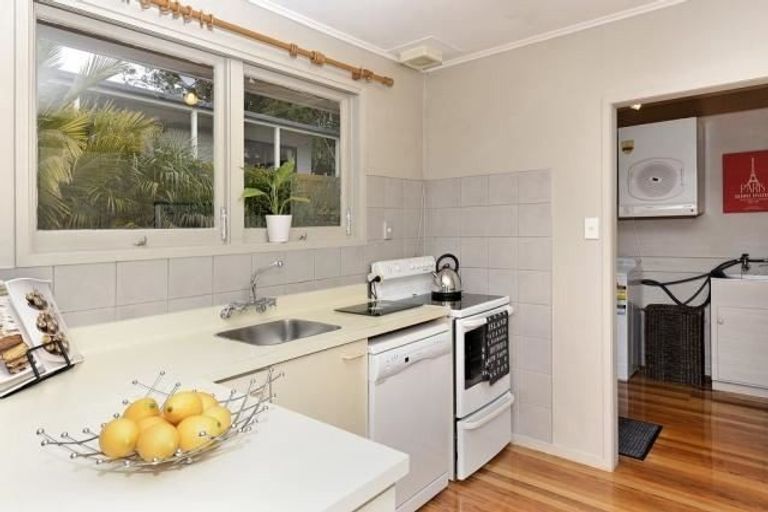 Photo of property in 31 Patts Avenue, Glendene, Auckland, 0602