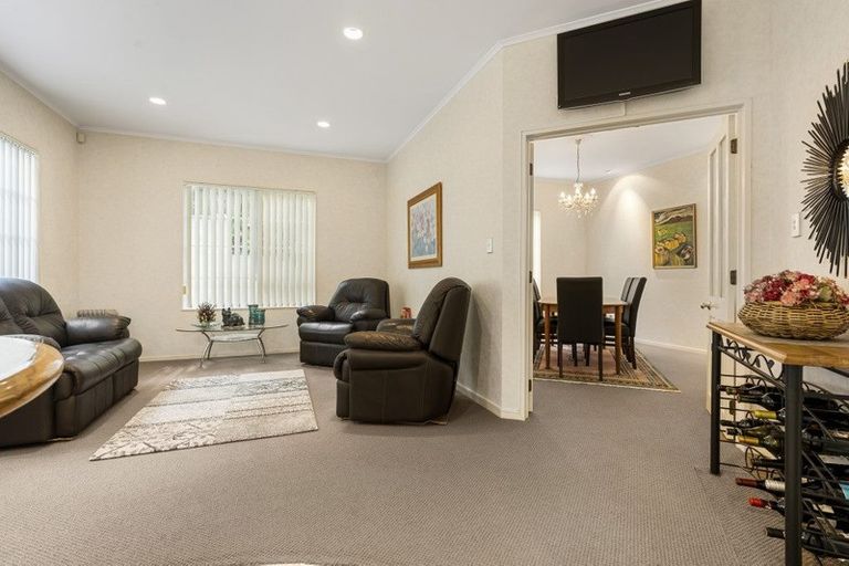 Photo of property in 8 Calman Place, Chatswood, Auckland, 0626