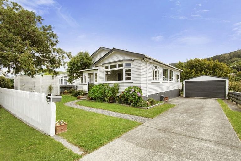 Photo of property in 22 Ngatitoa Street, Tawa, Wellington, 5028