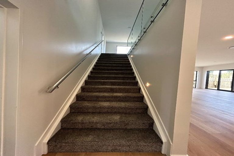 Photo of property in 215a Forrest Hill Road, Forrest Hill, Auckland, 0620