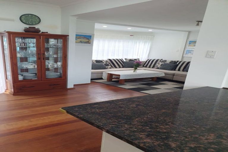 Photo of property in 2/479 Beach Road, Murrays Bay, Auckland, 0630