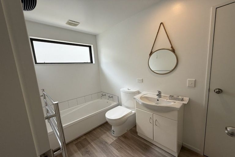 Photo of property in 106a Glanmire Road, Newlands, Wellington, 6037