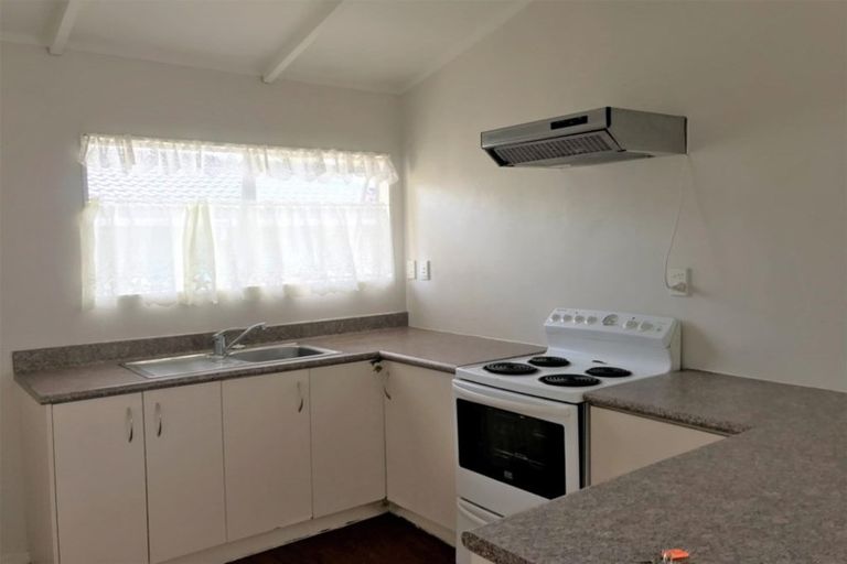 Photo of property in 72 Vodanovich Road, Te Atatu South, Auckland, 0610