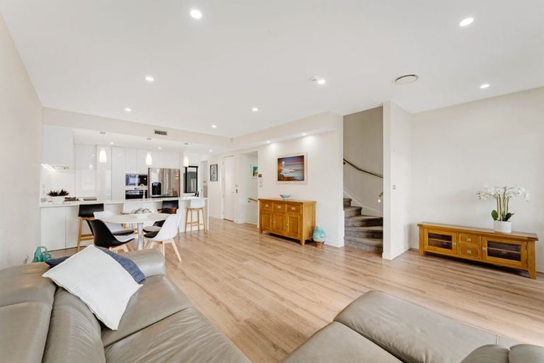 Photo of property in 72 Te Oneroa Way, Long Bay, Auckland, 0630