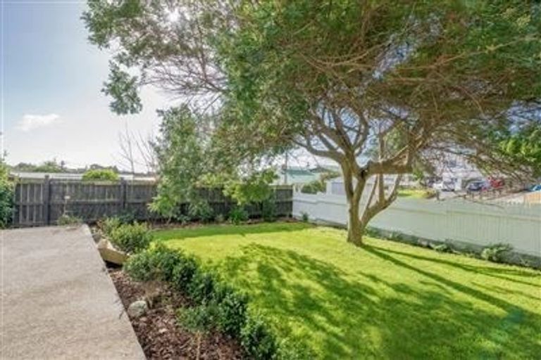 Photo of property in 6 Kaitawa Street, Waikanae Beach, Waikanae, 5036