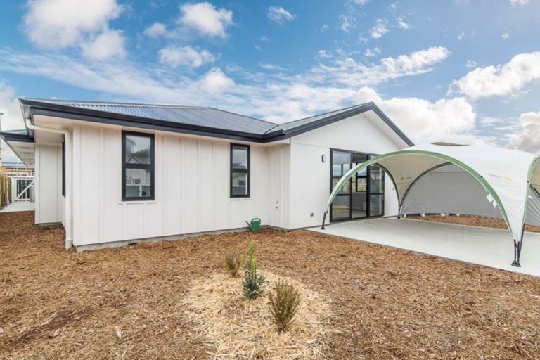 Photo of property in 1 Seagrass Place, Otaki Beach, Otaki, 5512