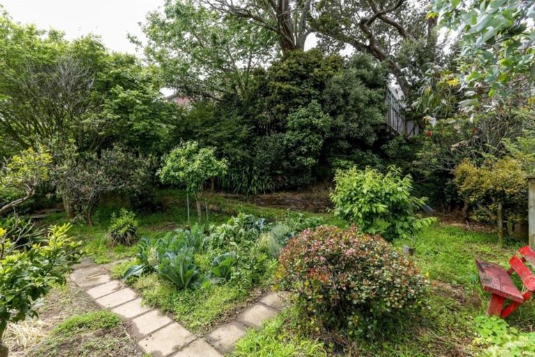 Photo of property in 6 Pendarves Street, New Plymouth, 4310