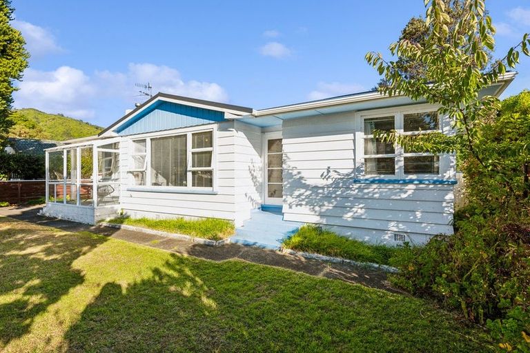Photo of property in 30 Ngaio Road, Waikanae, 5036
