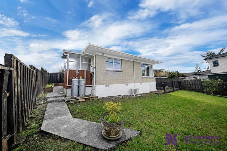 Photo of property in 2/17 Jenelin Road, Glendene, Auckland, 0602