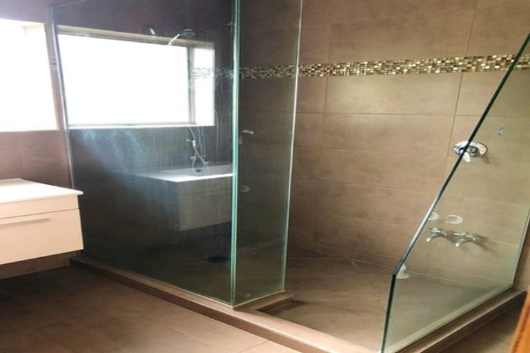 Photo of property in 2/205 Onewa Road, Birkenhead, Auckland, 0626