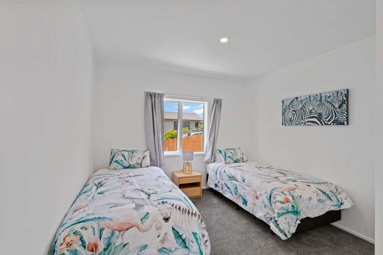 Photo of property in 15 Rosario Crescent, Red Beach, 0932