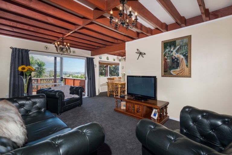 Photo of property in 18 Waari Avenue, Sunnyvale, Auckland, 0612