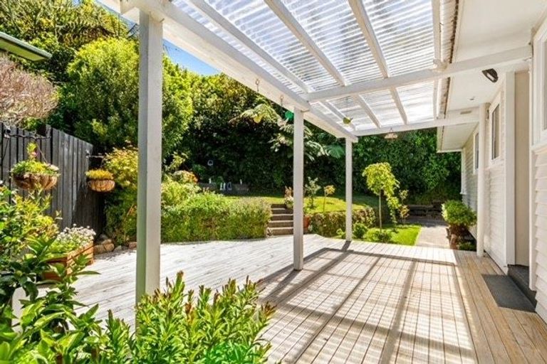 Photo of property in 28 Alwyn Place, Newlands, Wellington, 6037