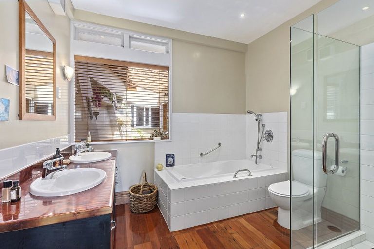 Photo of property in 2 Robieson Lane, Roseneath, Wellington, 6011