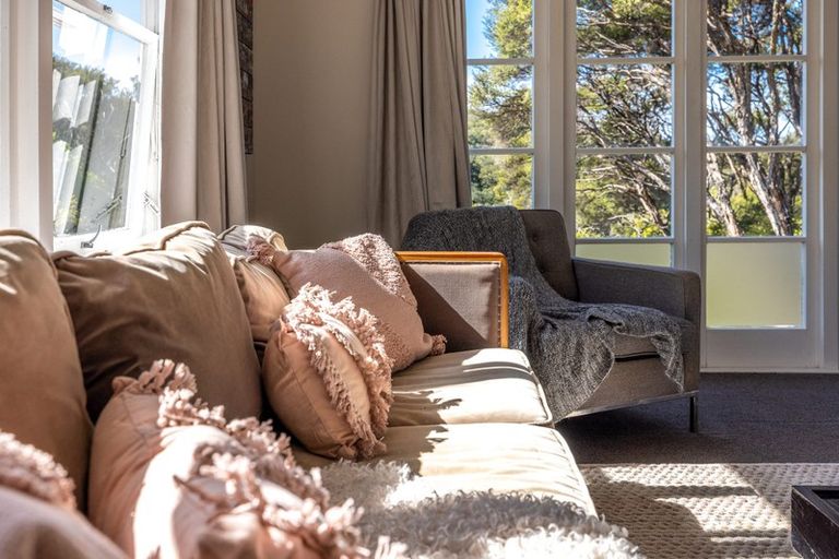 Photo of property in 116 Queens Drive, Oneroa, Waiheke Island, 1081