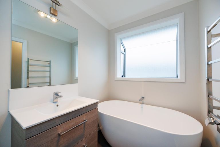 Photo of property in 4 Eton Place, Terrace End, Palmerston North, 4410