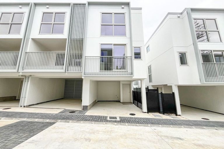 Photo of property in 14/9 Aeroview Drive, Beach Haven, Auckland, 0626