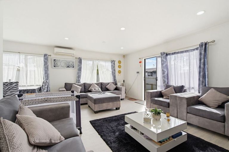 Photo of property in 2/31 Solveig Place, Randwick Park, Auckland, 2105