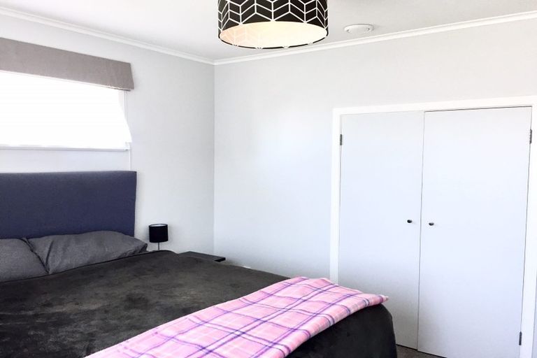 Photo of property in 49 Cotswold Crescent, Newlands, Wellington, 6037