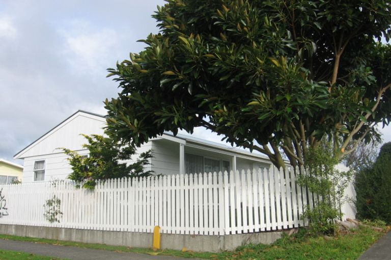 Photo of property in 1 Chatsworth Place, Highbury, Palmerston North, 4412