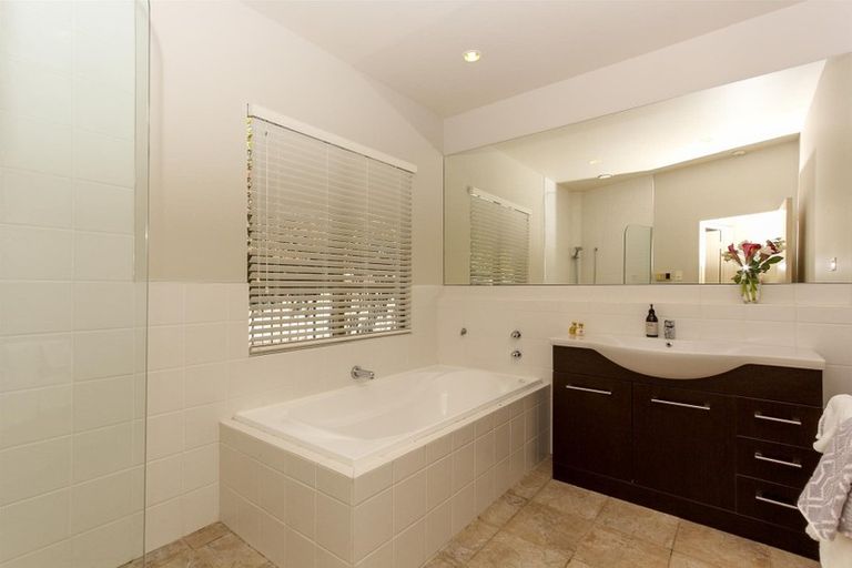 Photo of property in 30 Shelter Grove, Frankleigh Park, New Plymouth, 4310