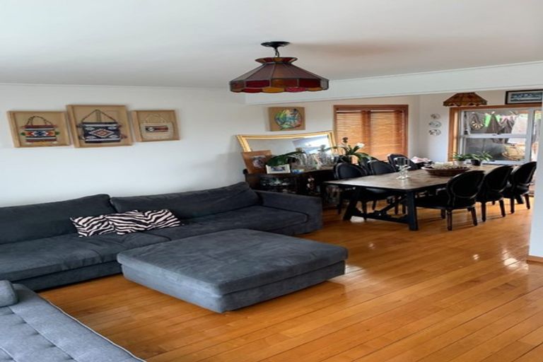 Photo of property in 12 Cron Avenue, Te Atatu South, Auckland, 0610