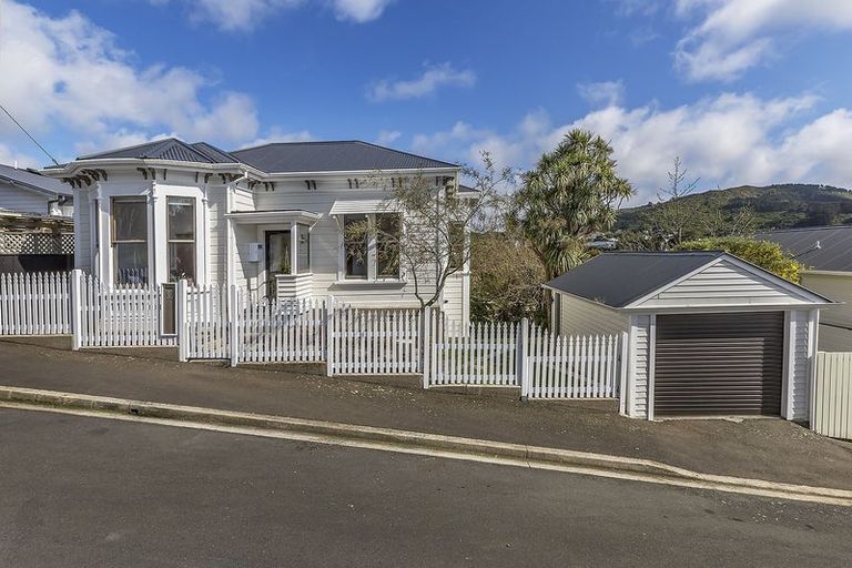 Photo of property in 82 Creswick Terrace, Northland, Wellington, 6012