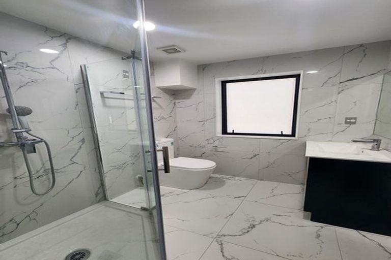 Photo of property in 22f Totaravale Drive, Totara Vale, Auckland, 0629