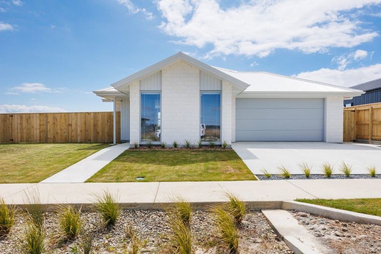Photo of property in 68 Atlantic Drive, Fitzherbert, Palmerston North, 4410