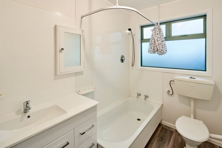 Photo of property in 1a Sunrise Boulevard, Tawa, Wellington, 5028